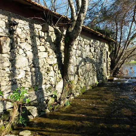 Casas Da Azenha Do Rio Barreiros (Amares)