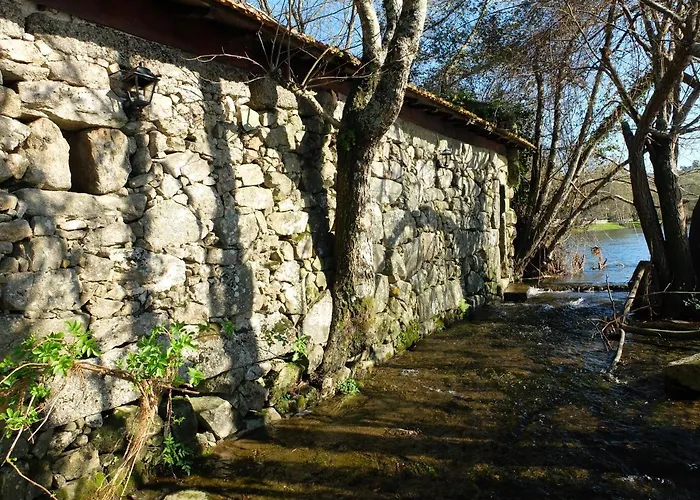 Casas Da Azenha Do Rio Barreiros (Amares)