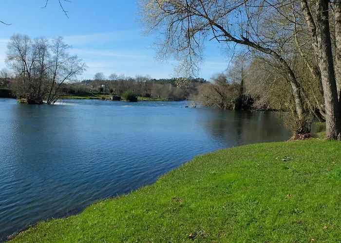 Casas Da Azenha Do Rio * Barreiros (Amares)
