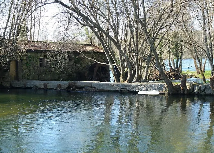 Casas Da Azenha Do Rio Barreiros (Amares)