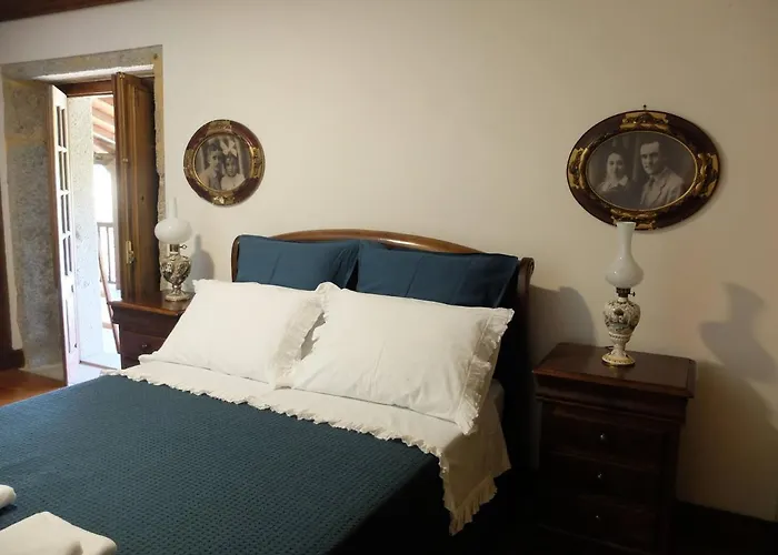 Casas Da Azenha Do Rio Barreiros (Amares)